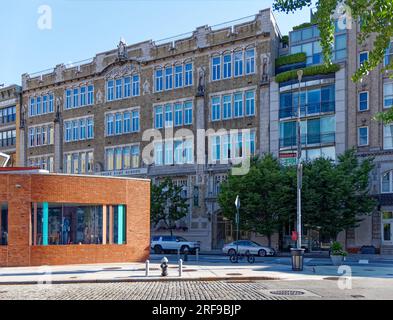 West Village: Notre Dame School ist eine fünfstöckige katholische Schule im gotischen Stil für Mädchen, die sich in der 327 West 13. Street befindet. Stockfoto