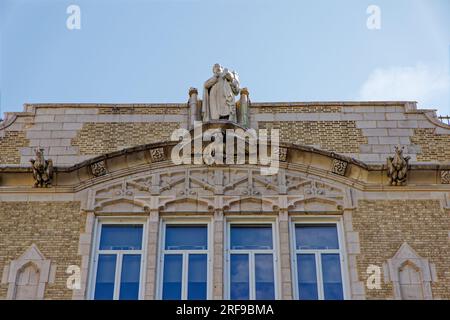 West Village: Notre Dame School ist eine fünfstöckige katholische Schule im gotischen Stil für Mädchen, die sich in der 327 West 13. Street befindet. Stockfoto