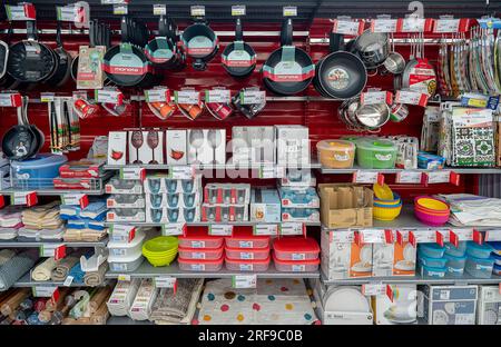Italien - 29. Juli 2023: Küchenzubehör, Töpfe, Kaffeekannen und Gläser sowie eine Plastikbox, die auf dem Regal eines italienischen Supermarkts ausgestellt ist Stockfoto