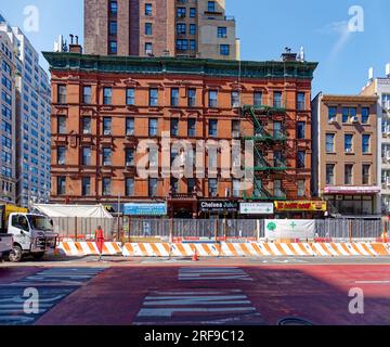 West Village: Jeanne d'Arc, 200 West 14. Street, ist ein früheres "French Flats"; das Backsteingebäude befindet sich an der Ecke der Seventh Avenue. Stockfoto