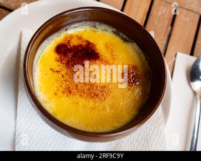Zarte Crema catalana mit Karamellkruste in Tonschüssel Stockfoto
