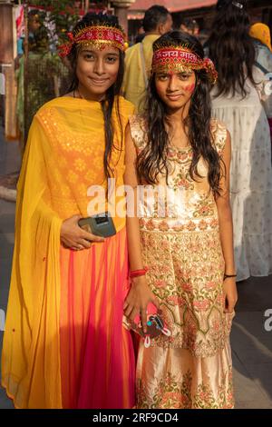 Zwei junge Hindu-Frauen, die während einer Pilgerfahrt zum Kamakhya-Tempel in Guwahati, Assam, Indien, ihre besten gekleidet waren. Stockfoto