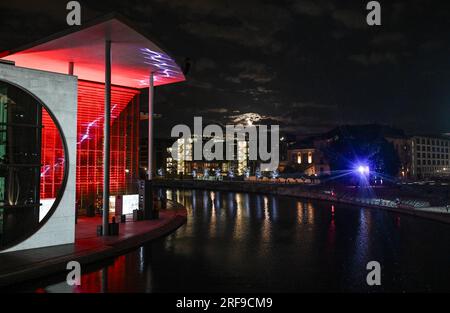 Berlin, Deutschland. 01. Aug. 2023. Der Vollmond kann am Himmel über Berlin im Regierungsviertel über der Spree gesehen werden. Kredit: Britta Pedersen/dpa/Alamy Live News Stockfoto