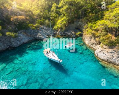 Luftaufnahme auf die wunderschöne Yacht und das Segelboot auf dem Meer bei Sonnenaufgang Stockfoto