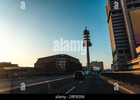 Deutsche Innenstadt Hannovers mit modernem VW-Turm, Wolkenkratzern und Autobahn Stockfoto