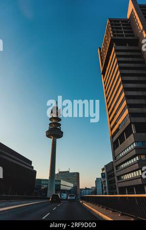 Deutsche Innenstadt Hannovers mit modernem VW-Turm, Wolkenkratzern und Autobahn Stockfoto