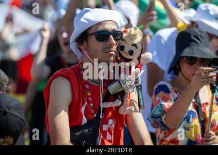 Lissabon, Portugal. 01. Aug. 2023. Man sieht einen Mann, der auf die Eröffnung des Weltjugendtags in Lissabon wartet. Diese religiöse Aktivität ist ein weltweites Treffen junger Menschen mit dem Papst und findet alle zwei, drei oder vier Jahre auf internationaler Basis in einer vom obersten Pontifex gewählten Stadt statt. Kredit: SOPA Images Limited/Alamy Live News Stockfoto