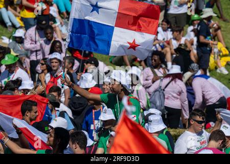 Lissabon, Portugal. 01. Aug. 2023. Eine Person feiert mit einer panamaischen Flagge vor der Eröffnung des Weltjugendtags in Lissabon. Diese religiöse Aktivität ist ein weltweites Treffen junger Menschen mit dem Papst und findet alle zwei, drei oder vier Jahre auf internationaler Basis in einer vom obersten Pontifex gewählten Stadt statt. Kredit: SOPA Images Limited/Alamy Live News Stockfoto