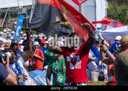 Lissabon, Portugal. 01. Aug. 2023. Eine Person feiert vor der Eröffnung des Weltjugendtags in Lissabon mit einer angolanischen Flagge. Diese religiöse Aktivität ist ein weltweites Treffen junger Menschen mit dem Papst und findet alle zwei, drei oder vier Jahre auf internationaler Basis in einer vom obersten Pontifex gewählten Stadt statt. Kredit: SOPA Images Limited/Alamy Live News Stockfoto