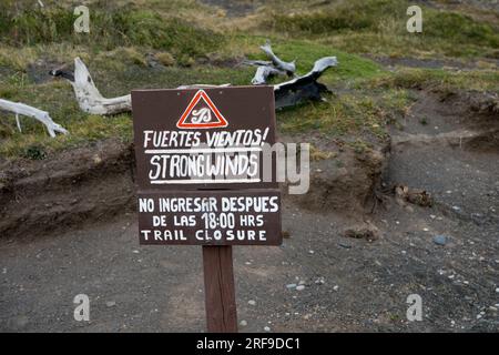 Warnschild für starken Wind in Südpatagonien, Chile Stockfoto