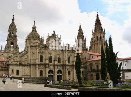 Touristen vor der Fassade des Benediktinerklosters San Martiño Pinario, heute ein Seminar Plaza de la Azabacheria Santiago de Compostela Galicien Spanien Stockfoto