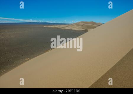 Malerischer Blick auf die Sanddünen der Hongoryn Els Sanddünen in der Wüste Gobi in der südlichen Mongolei. Stockfoto