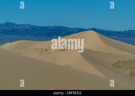 Malerischer Blick auf die Sanddünen der Hongoryn Els Sanddünen in der Wüste Gobi in der südlichen Mongolei. Stockfoto