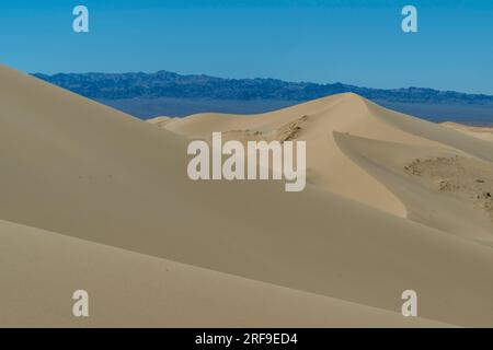 Malerischer Blick auf die Sanddünen der Hongoryn Els Sanddünen in der Wüste Gobi in der südlichen Mongolei. Stockfoto