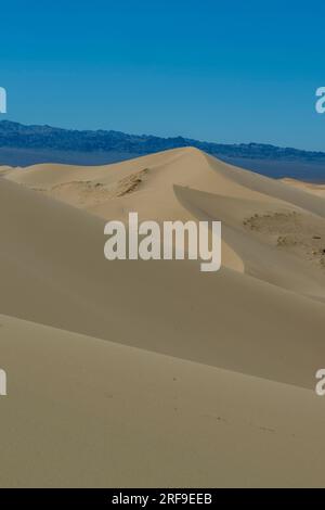 Malerischer Blick auf die Sanddünen der Hongoryn Els Sanddünen in der Wüste Gobi in der südlichen Mongolei. Stockfoto