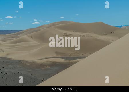 Malerischer Blick auf die Sanddünen der Hongoryn Els Sanddünen in der Wüste Gobi in der südlichen Mongolei. Stockfoto