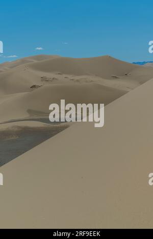 Malerischer Blick auf die Sanddünen der Hongoryn Els Sanddünen in der Wüste Gobi in der südlichen Mongolei. Stockfoto