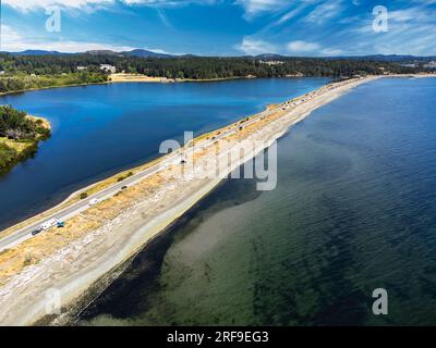 Die Esquimalt Lagoon Sandbank blickt auf die Royal Roads University mit einer langen geraden Straße in Victoria, British Columbia, Kanada. Stockfoto