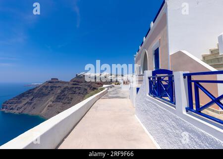 Griechenland Inseln, malerischer Panoramablick auf das Meer der Insel Santorin vom Dorf Fira. Stockfoto
