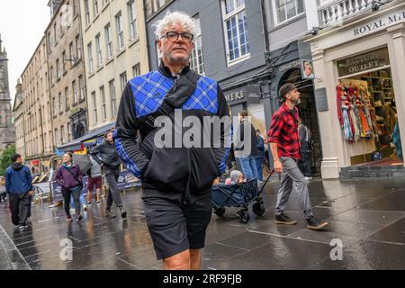 Edinburgh Festival Touristen & Shopper Walking on A Rainyt Day on High Street, The Royal Mile, Edinburgh, Schottland, Vereinigtes Königreich, UK Stockfoto