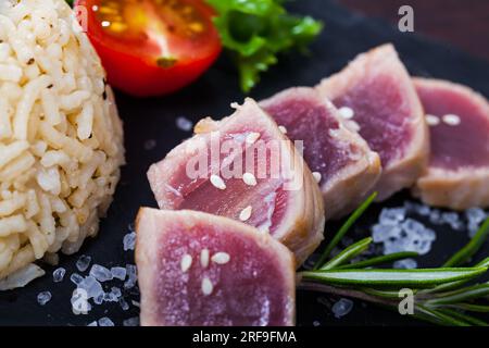 Thunfisch-Tataki mit Reis Stockfoto