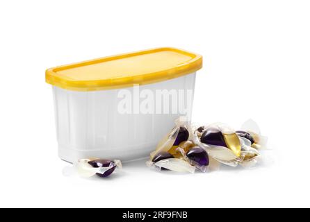 Kunststoffbehälter und Gellösungskapseln für Wäsche 3-in-1, isoliert auf weißem Hintergrund. Verpackungsaufbau für Reinigungs- und Reinigungsmittel, Haushalt Stockfoto