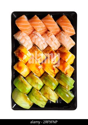 Ein Set heller, mehrfarbiger Sushi-Brötchen mit Garnelen, Lachs, Aal, Avocado, Käse in Kunststoffverpackung, auf weißem Hintergrund, Draufsicht. Stockfoto