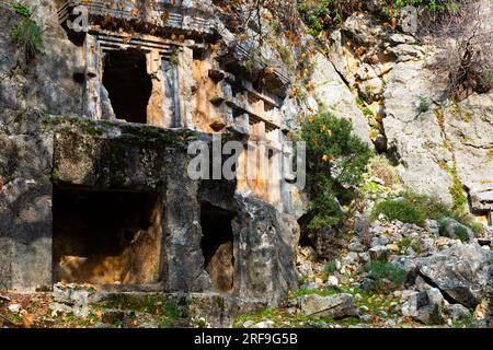 Lykische Felsengräber, die in die Berge in Pinara, Türkei, gehauen wurden Stockfoto