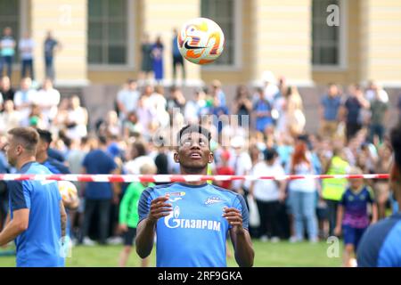 Sankt Petersburg, Russland. 01. Aug. 2023. Zander Mateo Cassierra Cabezas, bekannt als Mateo Cassierra (30), bei der offenen Trainingssitzung des Fußballvereins Zenit, die in St. Petersburg, Russische Föderation im Michailowski-Garten, in der Nähe des Russischen Museums vor dem Spiel der dritten Runde der Saison 2023/2024 Zenit - Dynamo der Russischen Premier League. Kredit: SOPA Images Limited/Alamy Live News Stockfoto