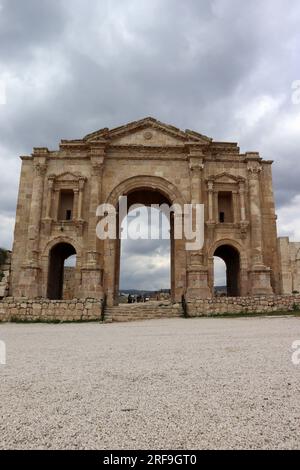 Jerash, Jordanien : Tourismus im Nahen Osten - Arch of Hadrian im historischen Jerash (römisch-griechische Stadt) Stockfoto