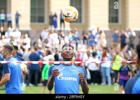 Sankt Petersburg, Russland. 01. Aug. 2023. Zander Mateo Cassierra Cabezas, bekannt als Mateo Cassierra (30), bei der offenen Trainingssitzung des Fußballvereins Zenit, die in St. Petersburg, Russische Föderation im Michailowski-Garten, in der Nähe des Russischen Museums vor dem Spiel der dritten Runde der Saison 2023/2024 Zenit - Dynamo der Russischen Premier League. (Foto: Maksim Konstantinov/SOPA Images/Sipa USA) Guthaben: SIPA USA/Alamy Live News Stockfoto