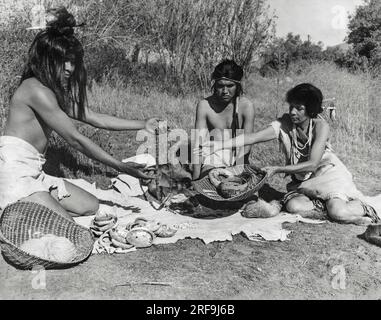 Kalifornien: ca. 1930 kalifornische indianische Händler reisten von Dorf zu Dorf und brachten Waren und Materialien von einer Region in eine andere, während der Stamm Chumash von der Küste Handelsgüter in das Tal und die Wüstenstämme transportierte. Stockfoto