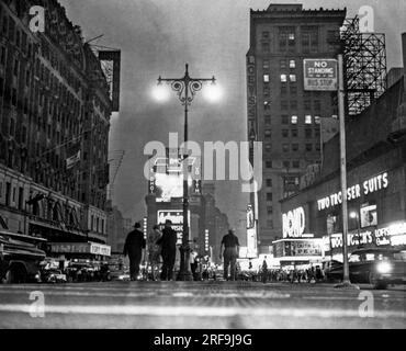 New York, New York: 13. Juni 1961. Der „Great White Way“ von New York City ist bei einem massiven Stromausfall in Midtown Manhattan nur halb beleuchtet. Die Ostseite ist beleuchtet, während die Westseite des Broadway verdunkelt ist. Diese Aussicht blickt nach Norden vom Times Square. Stockfoto