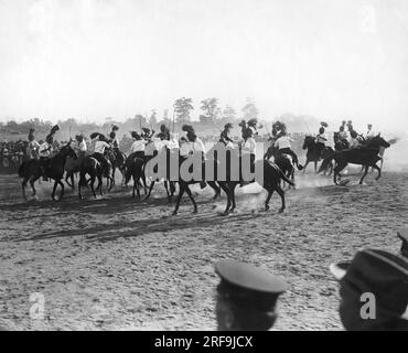 New York, New York: 17. September 1922 die fachkundige Polizei von New York zeigt bei den jährlichen Spielen des Police Field Day in Jamiaca, Long Island, ihre Fähigkeiten beim Fechten auf dem Pferderücken. Stockfoto