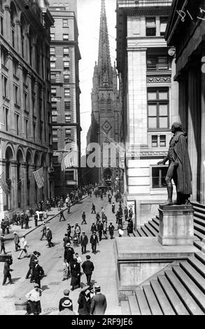 New York, New York: 16. Januar 1924. Von den USA aus nach Westen auf der Wall Street Schatzkammer Richtung Broadway mit Trinity Church im Hintergrund. Stockfoto