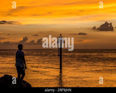 Sonnenuntergang über dem Golf von Mexiuco am Venice Jetty auf dem Intracoastal Waterway in Venice, Florida, USA Stockfoto