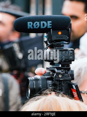 Straßburg, Frankreich - 29. März 2023: Mikrofonfahrt mit einer Panasonic Lumix GH5-Kamera in den Händen des Siss SRF-Fernsehers - Live-Vorführung in Straßburg Stockfoto