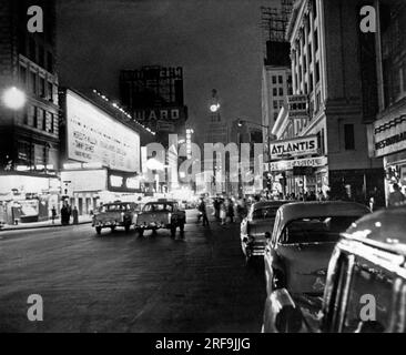 New York, New York: 13. Juni 1961. Der „Great White Way“ von New York City ist bei einem massiven Stromausfall in Midtown Manhattan nur halb beleuchtet. Die Ostseite ist beleuchtet, während die Westseite des Broadway verdunkelt ist. Diese Aussicht ist von der 52. St. aus und blickt nach Süden auf den Times Square. Stockfoto