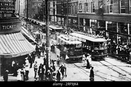 Portland, Oregon: 1905 Uhr Straßenbahnfahrt auf der Morrison Street mit Blick nach Osten von der 3. Avenue. Stockfoto