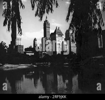 New York, New York: c. 1927 der abendliche Blick vom Central Park auf das neue Hotel Netherland auf der linken Seite und das neue Hotel Savoy-Plaza auf der Fifth Avenue in New York City. Stockfoto