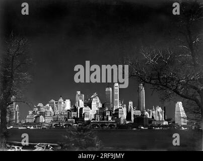 Governors Island, New York: ca. 1937. Ein Infrarotbild der südlichen Skyline von Manhattan aus Sicht von Fort Jay auf Governors Island. Stockfoto