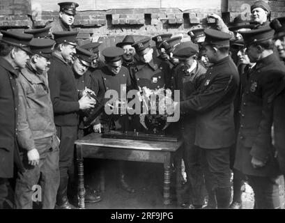 New York, New York: 17. Januar 1921 New Yorks Motorradpolizisten lernen die innere Funktionsweise ihrer Motorradmotoren. Stockfoto