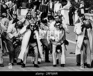 Berkeley, Kalifornien: Mai 1969, Berkeley Polizei trägt Aufruhr-Ausrüstung auf dem Sproul Plaza auf dem Campus der University of California am ersten Tag der Konfrontation mit den Studenten. Stockfoto