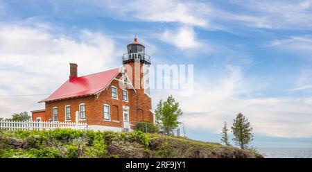 Das Eagle Harbor Lighthouse Maritime Museum wurde 1871 am Lake Superior in Eagle Harbor auf der Keweenaw Peninsula in Eagle Harbor, Michigan, USA, erbaut Stockfoto