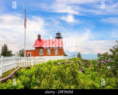 Das Eagle Harbor Lighthouse Maritime Museum wurde 1871 am Lake Superior in Eagle Harbor auf der Keweenaw Peninsula in Eagle Harbor, Michigan, USA, erbaut Stockfoto