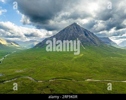 Rannoch Moor und Berge rund um Buachaille Etive Mòr von einer Drohne, River Coupall, Glen Etive und River Etive, Highlands, Schottland, Großbritannien Stockfoto