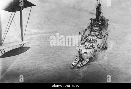 New York, New York: 19. April 1919 Ein Fotograf reitet in einem Navy-Wasserflugzeug, um dieses erste Luftfoto eines US Navy Kampfschiffs im Hafen von NY zu machen. Stockfoto