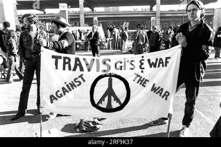 San Francisco, Kalifornien: ca. 1968 Militärs vom Luftwaffenstützpunkt Travis protestieren gegen den Krieg in Vietnam. Stockfoto