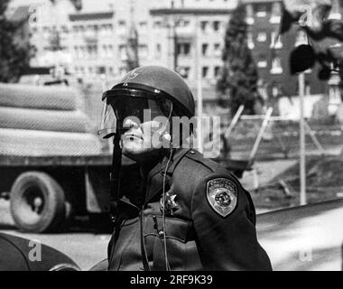 Berkeley, Kalifornien: Mai 1969 Ein California Highway Patrouillen steht daneben, als um den People's Park auf der Telegraph Avenue ein Kettengitter-Zaun installiert wird. Stockfoto