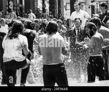 Berkeley, Kalifornien: 1969 Demonstranten im Volkspark versuchen, Pfefferspray nach Konfrontationen mit der Polizei an einem Brunnen aus den Augen zu waschen. Stockfoto